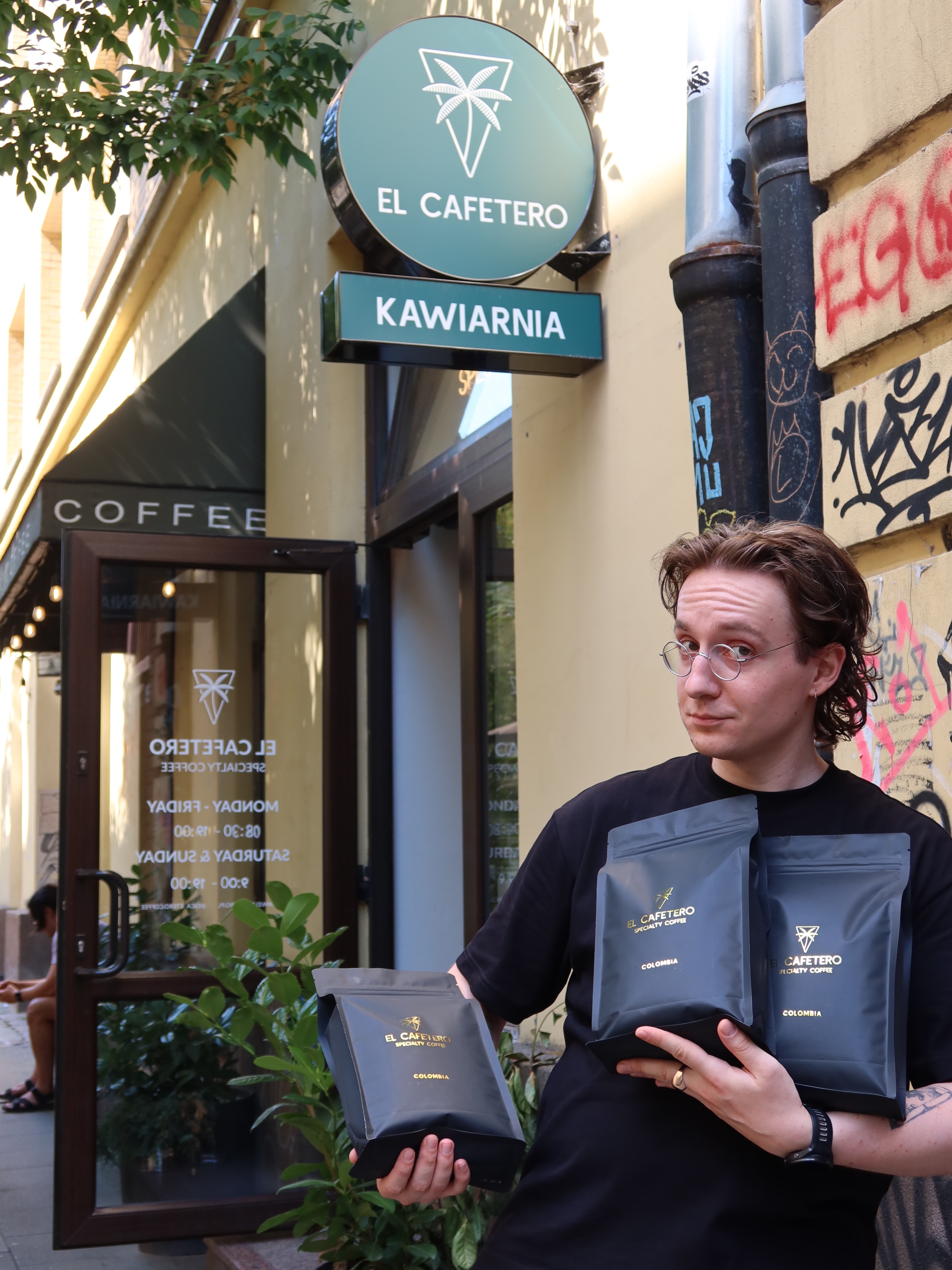 Dobra kawa zaczyna się od dobrych ziaren.

Kolumbia El Coco to espresso pełne słodyczy i owocowych nut brzoskwini, porzeczki oraz rodzynek.

Spróbuj na miejscu albo zabierz paczkę do domu na własne kawowe eksperymenty. ☕️

⸻

Great coffee starts with great beans.

Colombia El Coco brings together notes of peach, blackcurrant, and raisins in a sweet, fruit-forward espresso.

Try it in our café or take a bag home for your own coffee experiments. ☕️

📍 Emilii Plater 8 
📍 Marszałkowska 27/35

#specialtycoffee #coffeebeans #espresso #baristadaily #kawiarnia