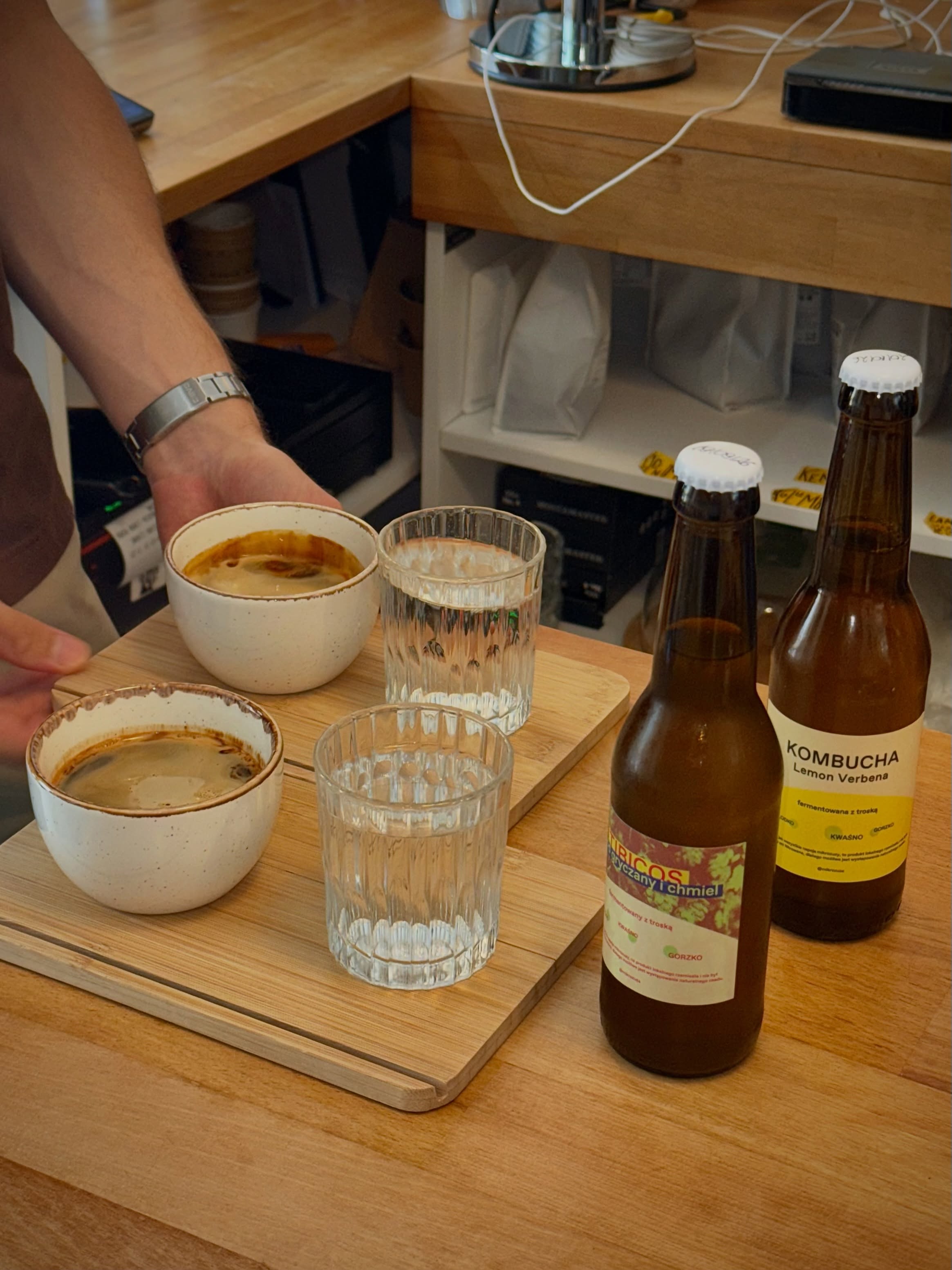 Jednego dnia masz ochotę na kawę, innego na kombuchę.

Schłodzona, naturalnie musująca i idealna na letnie dni.☀️

—

Some days call for coffee. Others call for kombucha.

Cold, refreshing, naturally sparkling, and made for hot summer days.☀️

📍 Emilii Plater 8 
📍 Marszałkowska 27/35

#kombucha #refreshingdrinks #summervibe #kawiarnia #favplace