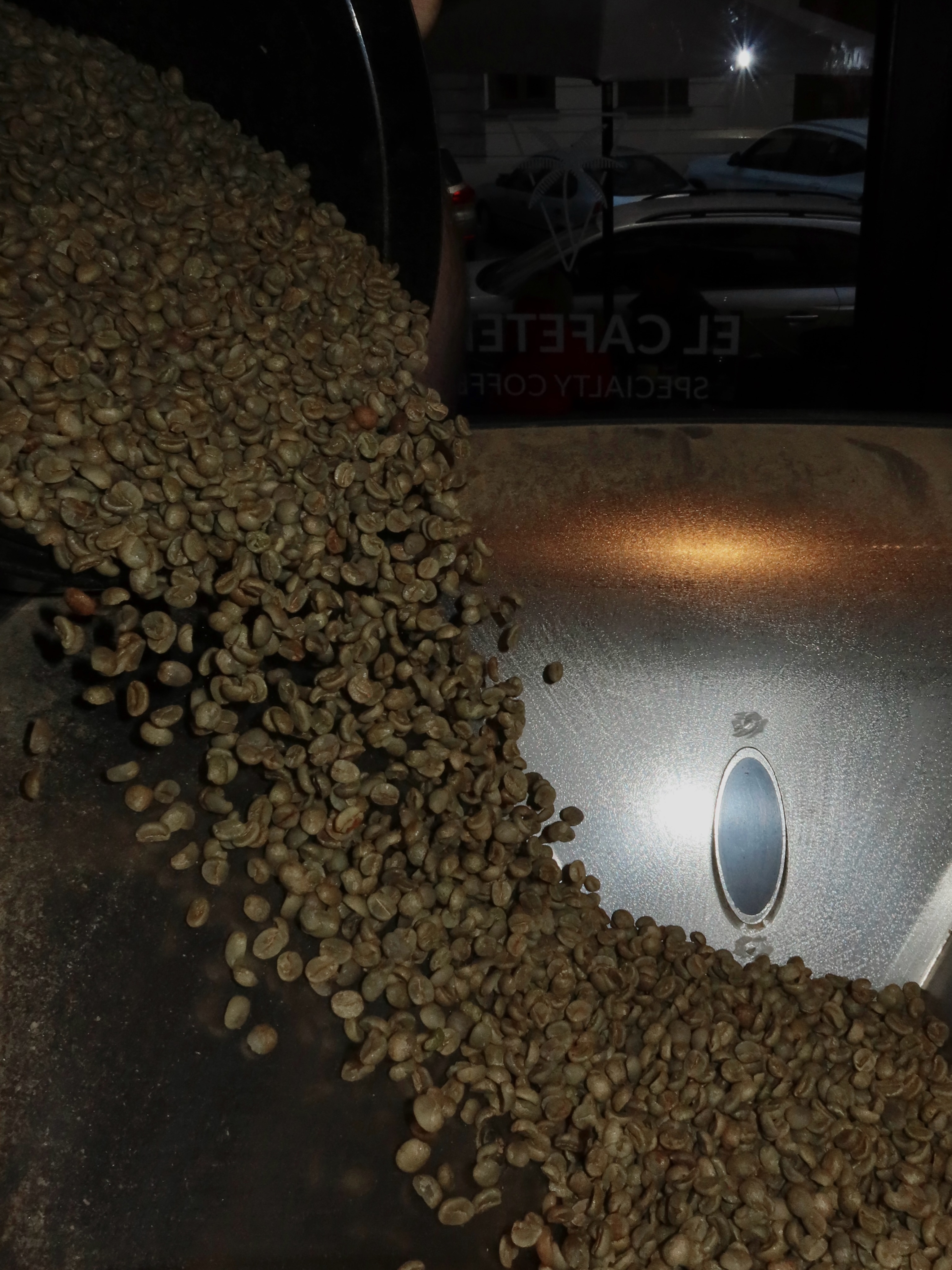 Od plantacji do filiżanki. ☕✨

Każde ziarno wybieramy z najwyższą starannością, współpracując ze sprawdzonymi producentami, którym ufamy.

Następnie, w naszej palarni, dopracowujemy każdy detal procesu palenia, aby wydobyć pełnię smaku i charakteru kawy.

Świeżo palone ziarna zawsze czekają na naszych półkach — gotowe, by trafić również do Twojego domu.

—

From farm to cup. ☕✨

Every bean is carefully selected from trusted producers who share our passion for quality.

In our roastery, each batch is roasted with precision to bring out the coffee’s full character and flavor.

Freshly roasted beans are always waiting on our shelves — ready to become part of your daily ritual.

📍 Emilii Plater 8 
📍 Marszałkowska 27/35

#coffeeroasting #coffeebeans #specialtycoffee #coffeelovers #coffee