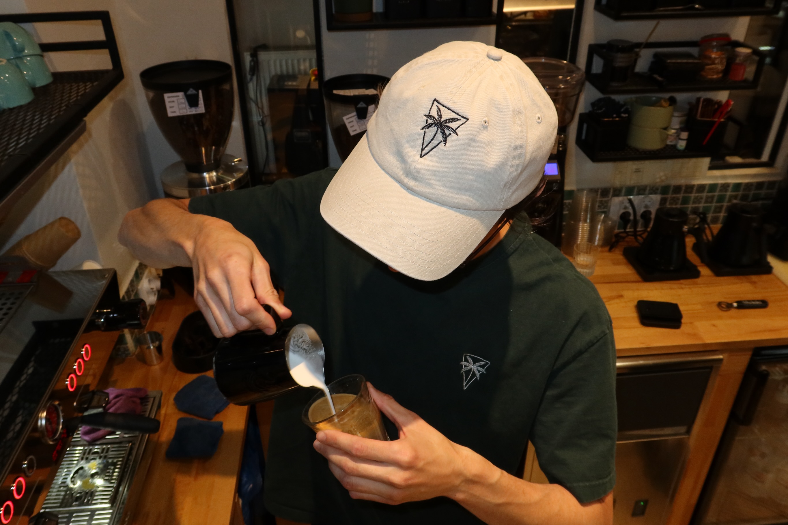 To energia, pasja i ludzie, którzy naprawdę lubią to, co robią.

W El Cafetero szukamy właśnie takiej osoby — kogoś, kto wkłada serce w każdą kawę i sprawia, że goście chcą wracać.

Jeśli to brzmi jak Ty — wyślij nam swoje CV. Czekamy! ❤️

—

It’s energy, passion, and people who genuinely love what they do.

At El Cafetero, we’re looking for exactly that person — someone who puts their heart into every coffee and makes guests want to come back.

If that sounds like you — send us your CV. We’d love to hear from you! ❤️

📍 Emilii Plater 8 
📍 Marszałkowska 27/35

#barista #praca #work #kawiarnia #specialtycoffee