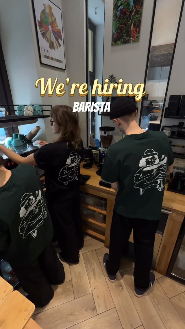 El Cafetero się rozwija — szukamy właśnie Ciebie 🤍

Jeśli kochasz kawę specialty, dobrą atmosferę i pracę z ludźmi — dołącz do naszego zespołu w Warszawie.

🌿 Kogo szukamy:
• osób pozytywnych i otwartych 
• nastawionych na gościa 
• chętnych do nauki (doświadczenie mile widziane)

☕ Co oferujemy:
• pracę od ½ etatu lub więcej 
• świetną atmosferę i rozwój w świecie kawy 

📩 Wyślij CV: biuro@elcafetero.pl 
Tytuł: REKRUTACJA 

Więcej informacji: link w bio 

El Cafetero is growing — and we’re looking for YOU 🤍

If you love specialty coffee, good vibes, and working with people, join our team in Warsaw.

🌿 Who we’re looking for:
• positive & open-minded 
• guest-oriented 
• eager to learn (experience is a plus)

☕ What we offer:
• flexible work (from ½ time or more) 
• great atmosphere & growth in the coffee world 

📩 Send your CV: biuro@elcafetero.pl 
Subject: REKRUTACJA 

More details: link in bio 
#specialtycoffee #kawiarniawarszawa #praca #work #barista