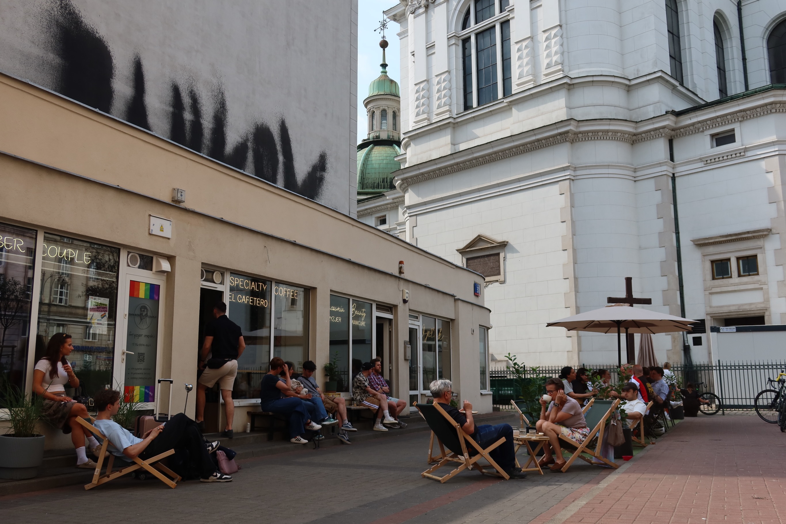 ☀️Słońce, świeże powietrze, piękni ludzie i długie rozmowy przy dobrej kawie speciality 🤎 Takie dni sprawiają, że ma się wrażenie że nasz taras jest najprzytulniejszym miejscem w Warszawie.

—

☀️Sunshine, fresh air, beautiful people, and long conversations over specialty coffee 🤎 Days like this make our terrace feel like the coziest place in Warsaw.

📍 Emilii Plater 8 
📍 Marszałkowska 27/35

#sun #terrace #kawiarnia #specialtycoffee #cozyvibes