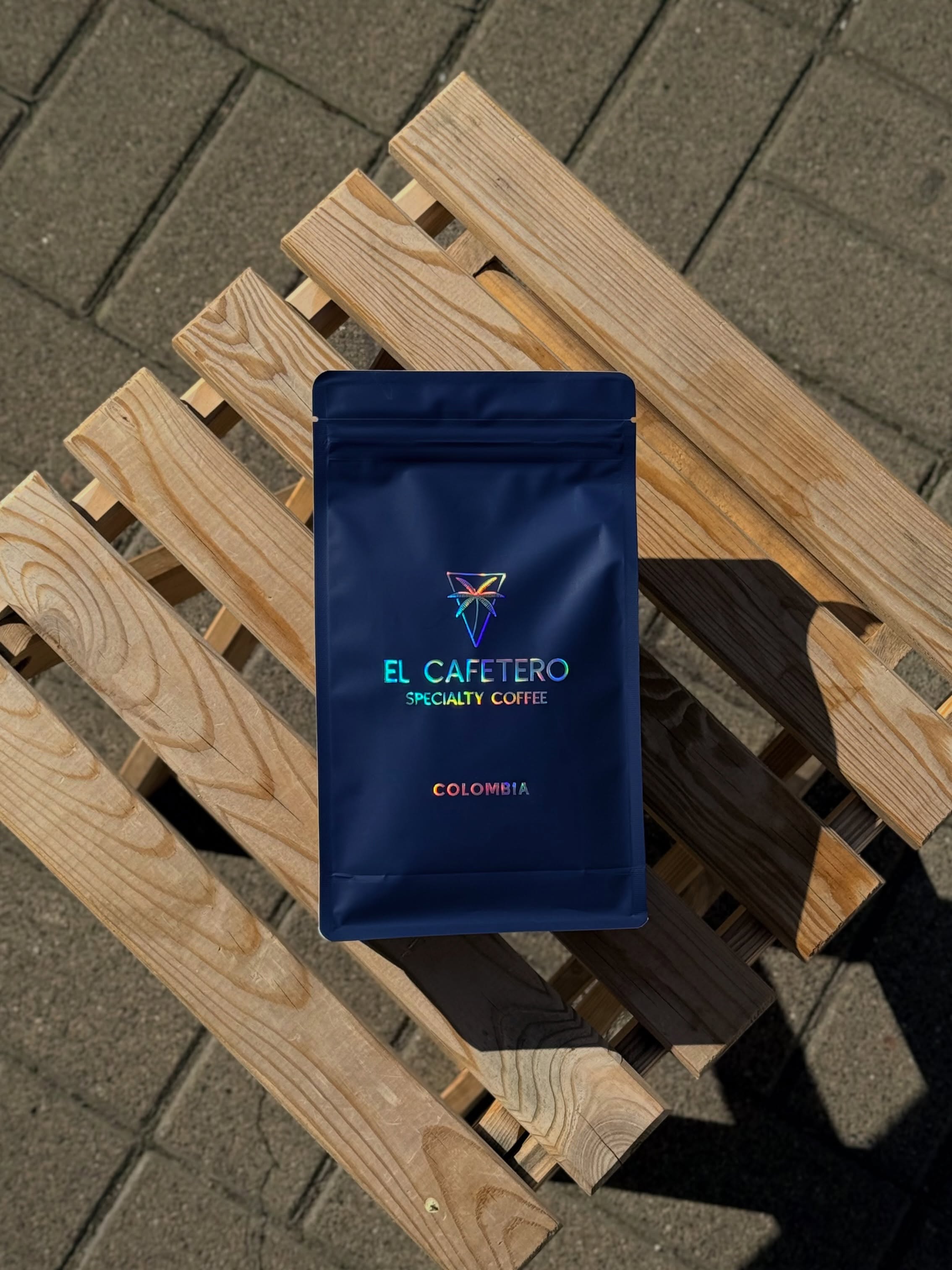 Kolumbia • Amenaza Menor • Decaf ☕️

Bez kofeiny, ale zdecydowanie nie bez charakteru. 🤎

W filiżance znajdziesz nuty pieczonego jabłka, rodzynek i mlecznej czekolady — słodki, otulający i wyjątkowo przyjemny profil.

Idealna kawa na wieczór, spokojny poranek albo wtedy, gdy masz ochotę na specialty coffee bez kofeiny.

Decaf, który naprawdę smakuje jak kawa. ✨

Dostępna w naszej kawiarni oraz online. ❤️

—

Colombia • Amenaza Menor • Decaf ☕️

Caffeine-free, but definitely not character-free. 🤎

Expect notes of baked apple, raisins, and milk chocolate — sweet, comforting, and beautifully smooth.

Perfect for an evening cup, a slow morning, or whenever you want specialty coffee without the caffeine.

A decaf that actually tastes like coffee. ✨

Available in-store and online. ❤️

📍 Emilii Plater 8
📍 Marszałkowska 27/35

#specialtycoffee #decaf #coffeebeans #colombiacoffee #espresso