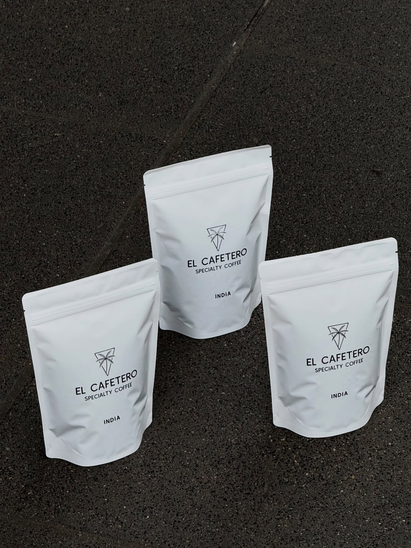 Indie • Riverdale Estate • Filter

Kawa specialty z regionu Yercaud, Tamil Nadu, pochodząca z plantacji Riverdale Estate prowadzonej przez Prakashan & Mohan Balaraman.
Obróbka washed nadaje filiżance czysty, elegancki i zbalansowany charakter.

W profilu smakowym dominują: masło orzechowe, przyprawy korzenne oraz czekolada.
Kawa jest gładka, słodka i harmonijna — z niską, przyjemną kwasowością i kremowym body.

Palona pod przelew, podkreśla klarowność, strukturę i klasyczny, orzechowo-przyprawowy charakter w filiżance.

Dostępna w naszej kawiarni oraz na stronie internetowej. (elcafetero.pl)♥️

⸻

Indie • Riverdale Estate • Filter

Specialty coffee from Yercaud, Tamil Nadu, sourced from Riverdale Estate run by Prakashan & Mohan Balaraman.
The washed process results in a clean, elegant, and well-balanced cup.

Flavor notes of peanut butter, brown spices, and chocolate create a smooth and comforting profile with gentle acidity and creamy body.

Roasted for filter, highlighting clarity, sweetness, and a refined nutty-spice character in the cup.

Available in-store and online. (elcafetero.pl)♥️

📍Emilii Plater 8
📍Marszałkowska 27/35

#specialtycoffee #india #warsaw #coffeebeans #filtercoffee