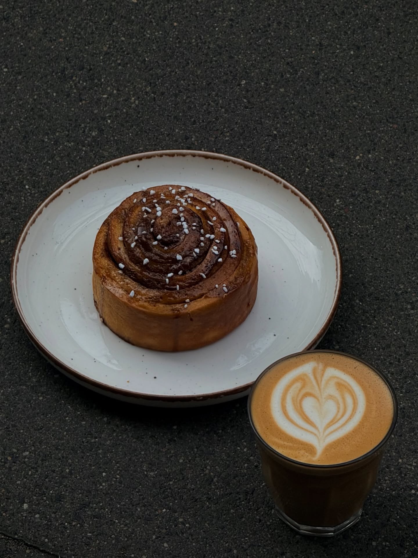 Cynamonki

Puchate, mięciutkie, prosto z pieca.
Nasze cynamonki robimy codziennie, od zera.

Warstwy delikatnego ciasta, aromatyczny cynamon.

Sama przyjemność w każdym kęsie.
Ta słodycz, do której chce się wracać.

Najlepiej smakują z dobrą kawą. ☕
Dostępne codziennie oprócz poniedziałków.
⸻
Cinnamon Rolls

Soft, fluffy, freshly baked.
We make our cinnamon rolls from scratch every single day.

Layers of delicate dough, aromatic cinnamon.

Pure comfort in every bite.
The kind of sweetness you keep coming back for.

Best enjoyed with great coffee. ☕
Available daily except Mondays.

📍 Emilii Plater 8 
📍 Marszałkowska 27/35

#specialtycoffee #cinamonroll #kawiarniawarszawa #coffee #dessert