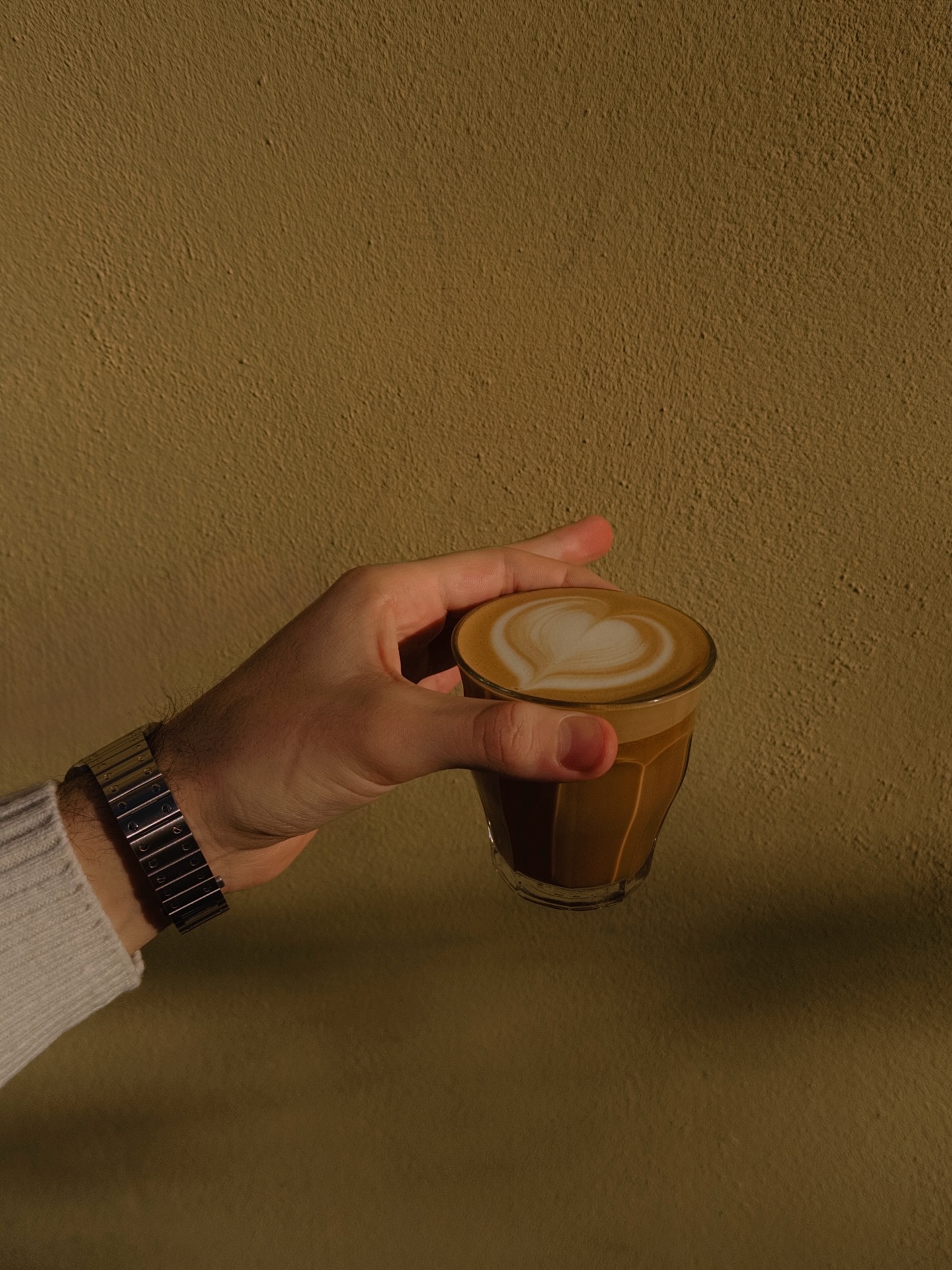 💛☀️Słoneczna Warszawa może być mroźna na zewnątrz, ale w naszej kawiarni zawsze zrobi Ci się ciepło.❄️
Zapach świeżo palonej kawy specialty, domowych deserów i przytulna atmosfera sprawiają, że to mała ucieczka od zimy.

Nasi bariści witają Was z uśmiechem, gotowi dodać komfortu, energii i podać idealną filiżankę na dobry początek dnia. 🤍☕️

Wpadnijcie, ogrzejcie się i zostawcie chłód za drzwiami.

💛☀️Sunny Warsaw may be freezing outside, but inside our café it’s always warm.❄️
The smell of freshly brewed specialty coffee, homemade desserts, and a cozy atmosphere that feels like a little escape from winter.

Our baristas are here with a smile, ready to bring you comfort, energy, and the perfect cup to start your day right. 🤍☕️

Come in, warm up, and let the cold stay outside.

📍 Emilii Plater 8 
📍 Marszałkowska 27/35

#flatwhite #specialtycoffee #warsaw #sunkissed #latteart