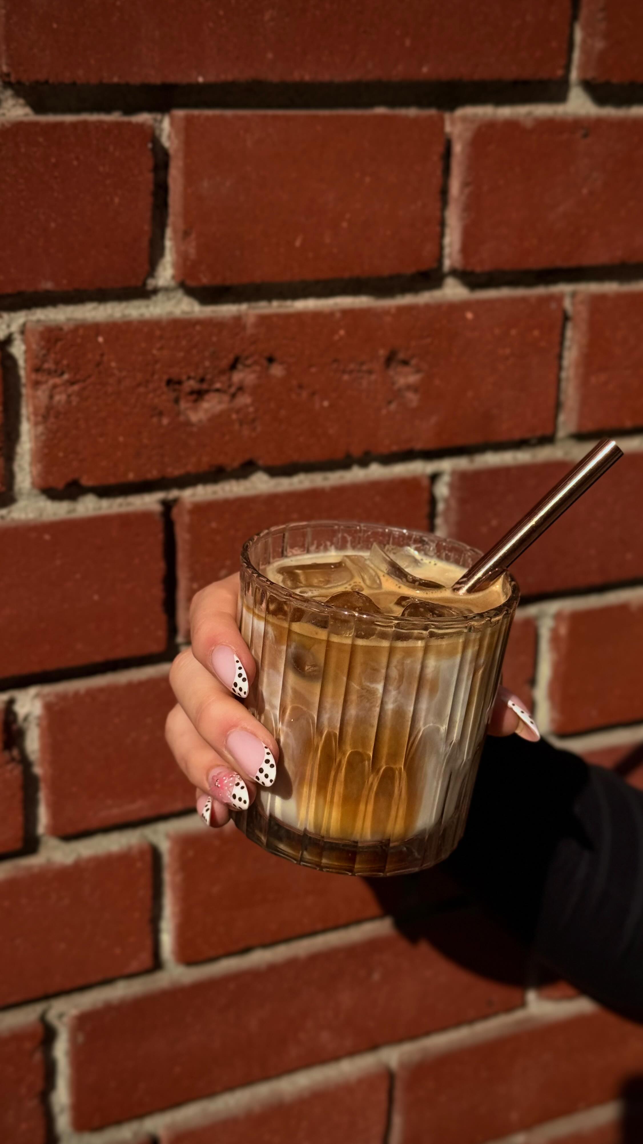 Spring days, better with coffee.🌸

📍 Emilii Plater 8 
📍 Marszałkowska 27/35

#specialtycoffee #kawawarszawa #kawiarniawarszawa #icelatte #warsawcoffee