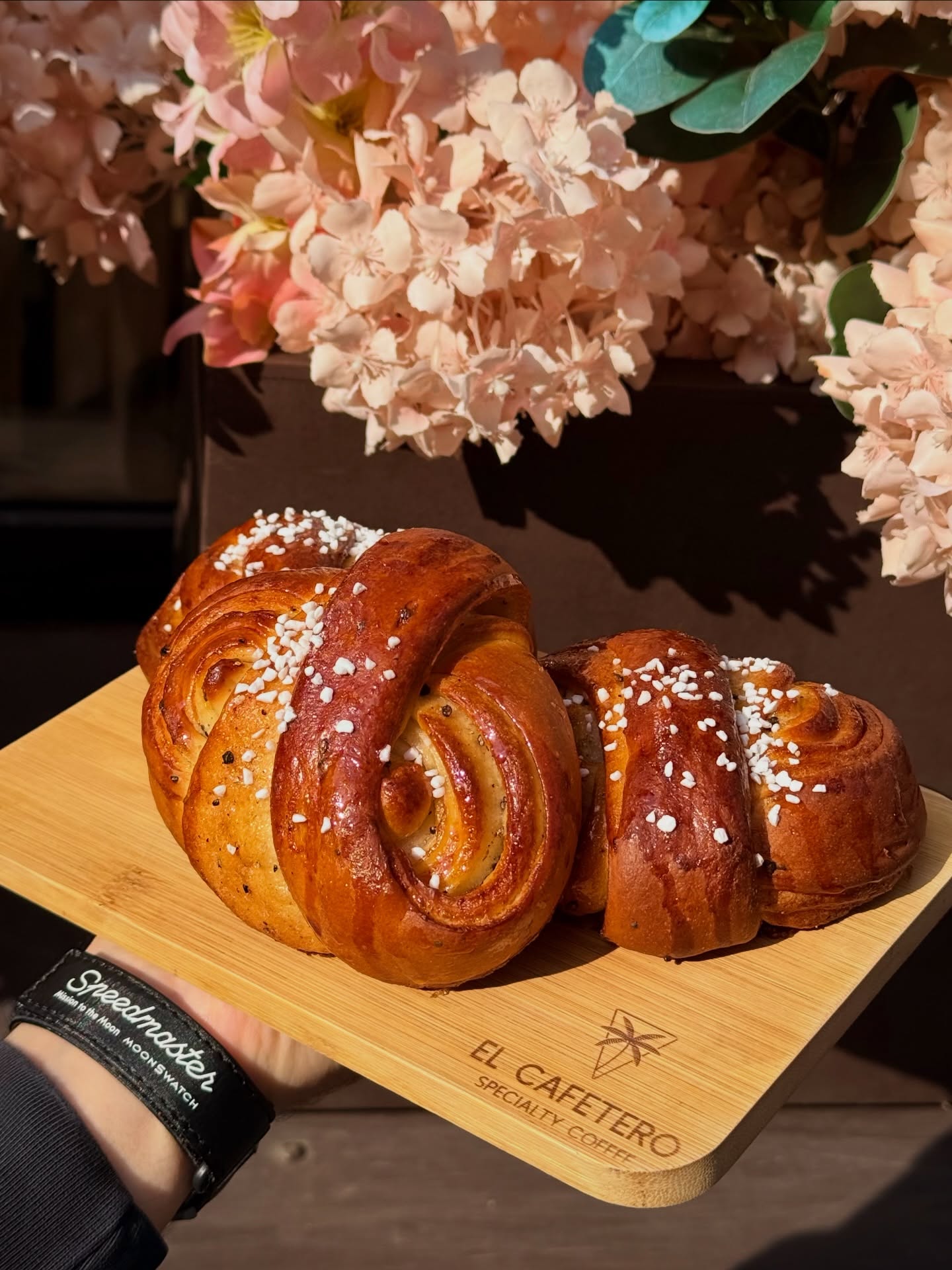 Wasze ulubione i najczęściej wybierane kardamonki i miękkie cynamonki — świeżo wypiekane na miejscu, z idealnymi warstwami, stworzone do chwil z kawą.
Wpadnij i spraw sobie małą przyjemność. ☕✨🌸

—

Our signature cardamom buns and soft cinnamon rolls —
freshly baked, perfectly layered and made for your coffee moments.
Stop by and treat yourself. ☕✨🌸

📍 Emilii Plater 8 
📍 Marszałkowska 27/35

#cinamonroll #cardamon #dessert #warszawa #kawa