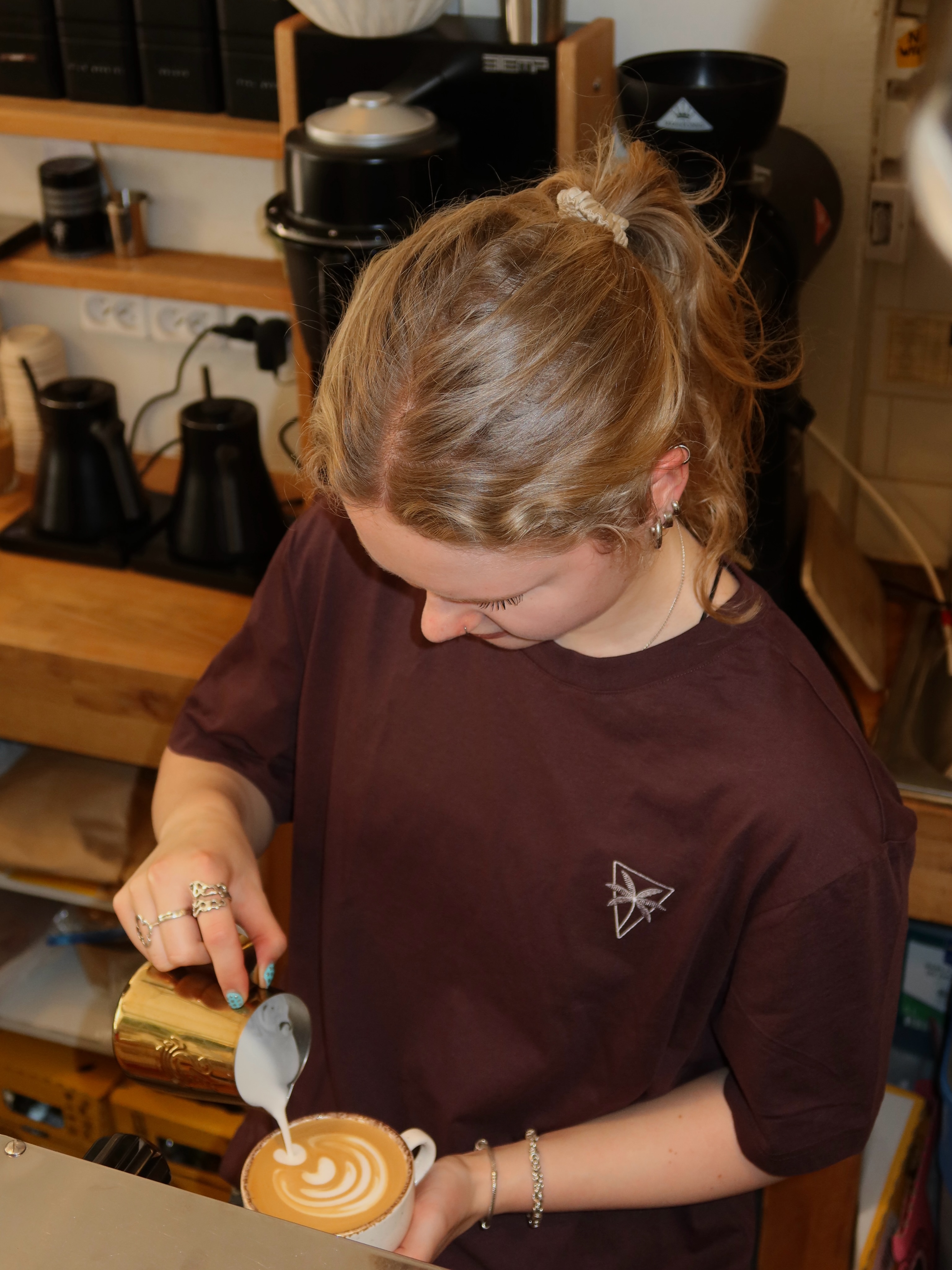 Za każdą filiżanką stoi zespół, który naprawdę kocha kawę ☕️

Od poranków za barem po dopracowanie każdego espresso — nasi bariści wkładają pasję, wiedzę i energię w każdy przygotowany napój.
Dobra kawa, świetni ludzie i atmosfera, która sprawia, że chce się zostać trochę dłużej 🤎

—

Behind every cup is a team that truly loves coffee ☕️

From early mornings behind the bar to perfecting every espresso shot — our baristas put passion, knowledge, and energy into every drink they make.
Good coffee, good people, and the atmosphere that makes you want to stay a little longer 🤎

📍 Emilii Plater 8 
📍 Marszałkowska 27/35

#barista #baristalife #latteart #specialtycoffee #kawiarnia