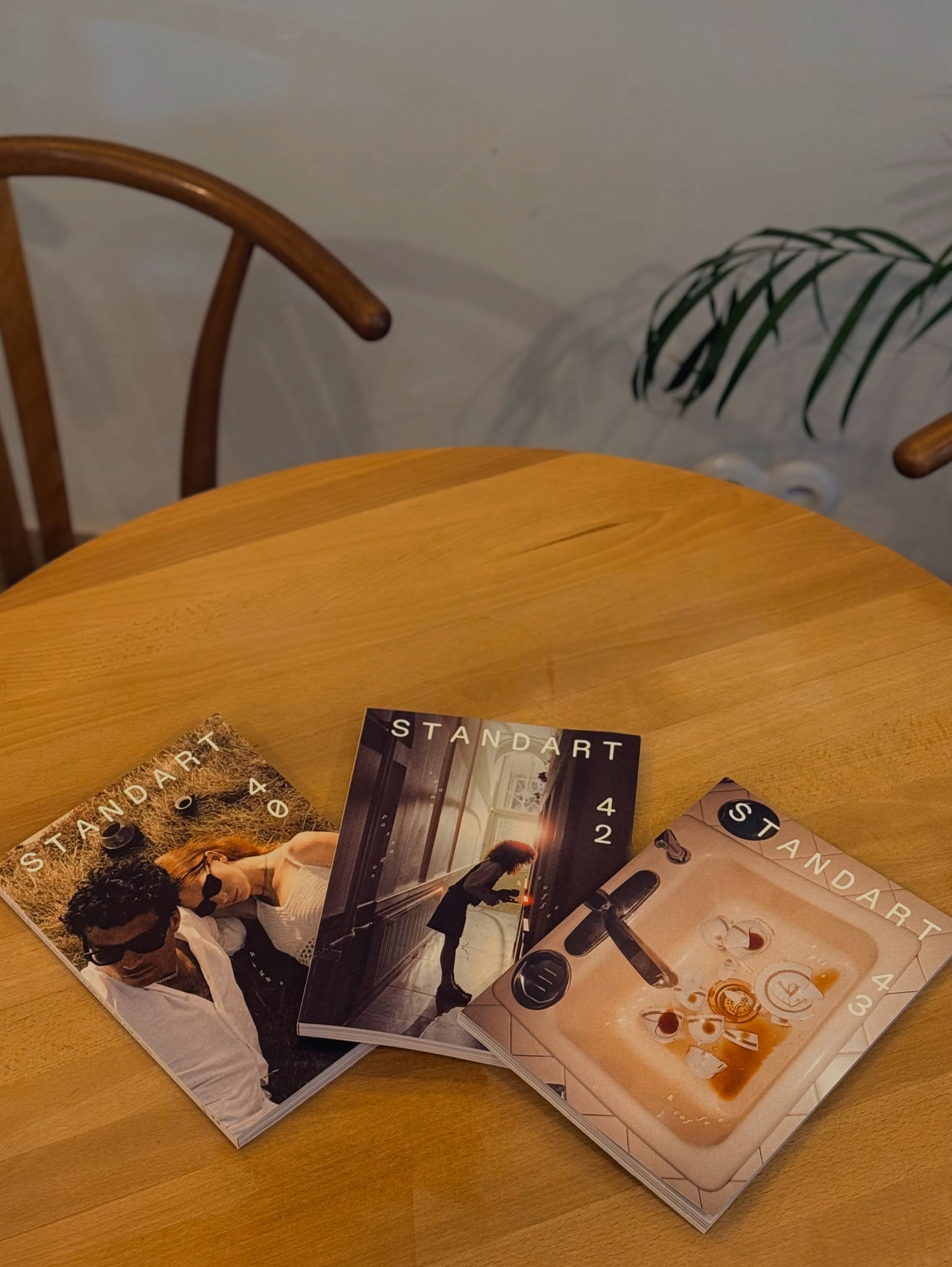 Kawa, dobry magazyn i trochę czasu tylko dla siebie.
Od teraz znajdziesz u nas również wybór magazynów, które możesz poczytać przy swojej ulubionej kawie. ☕️

—

Coffee, a good magazine, and a little time for yourself.
You can now find a selection of magazines at the café — perfect to enjoy with your favourite specialty coffee. ☕️

📍 Emilii Plater 8 
📍 Marszałkowska 27/35

#specialtycoffee #magazine #coffelovers #kawiarnia #reading