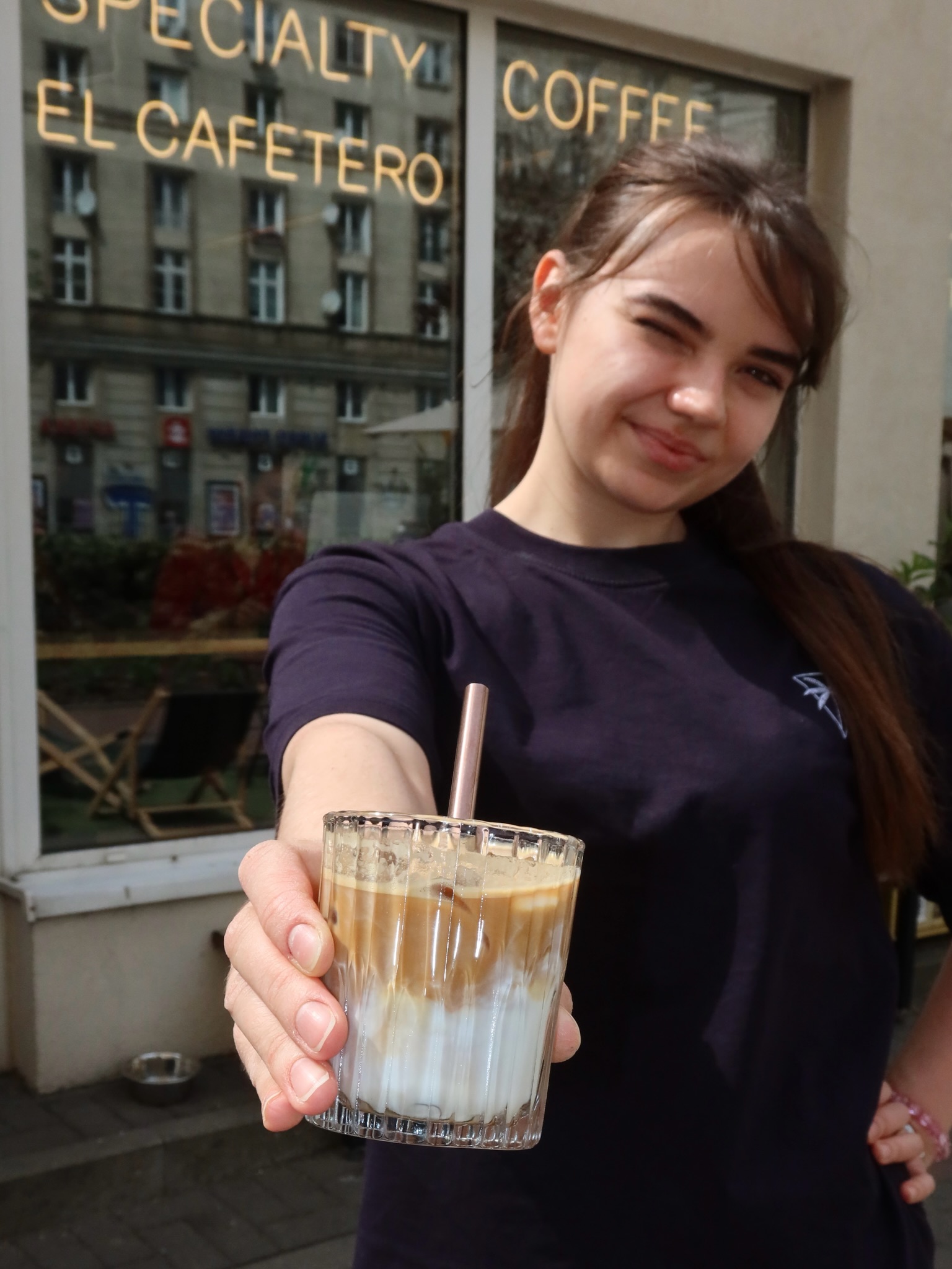Tak wygląda lato w El Cafetero. Baristka podająca ci mrożone latte z uśmiechem. Marshall grający dokładnie to, czego potrzebujesz. Coffee tonic z pomarańczą, zrobiony powoli i wart każdego łyka. Ciastko matcha i chlebek bananowy czekające na ladzie. I taras tuż obok jednego z piękniejszych widoków w Warszawie — słońce, dobra atmosfera i żadnego pośpiechu. Wpadaj i znajdź swoje miejsce. ☕🌿✨

—

This is what summer at El Cafetero looks like. Our barista handing you an iced latte with a smile. Marshall playing the right song at the right moment. A coffee tonic with orange, built slow and worth every sip. Matcha cookies and banana bread waiting at the counter. And a terrace right next to one of the most beautiful views in Warsaw — sun, good company, nowhere to be. Come find your spot. ☕🌿✨

📍 Emilii Plater 8 
📍 Marszałkowska 27/35

#specialtycoffee #icedlatte #refreshing #vibes #kawiarniawarszawa