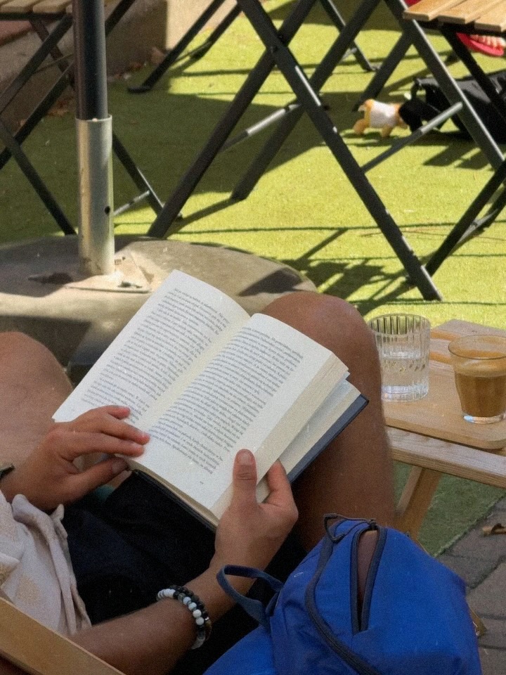 Przytulne miejsce, żeby się zwolnić, odpocząć i naładować energię.🤎
Dobra książka, wyjątkowa atmosfera i starannie przygotowana specialty coffee — mała odskocznia od codzienności, niezależnie od pogody. ☕️📖🍂

—

A cozy place to slow down, recharge, and enjoy the moment.🤎
Good books, a warm atmosphere, and carefully crafted specialty coffee — a little escape, no matter the weather outside. ☕️📖🍂

📍 Emilii Plater 8 
📍 Marszałkowska 27/35

#specialtycoffee #kawiarnia #autumn #coffeelovers #1september