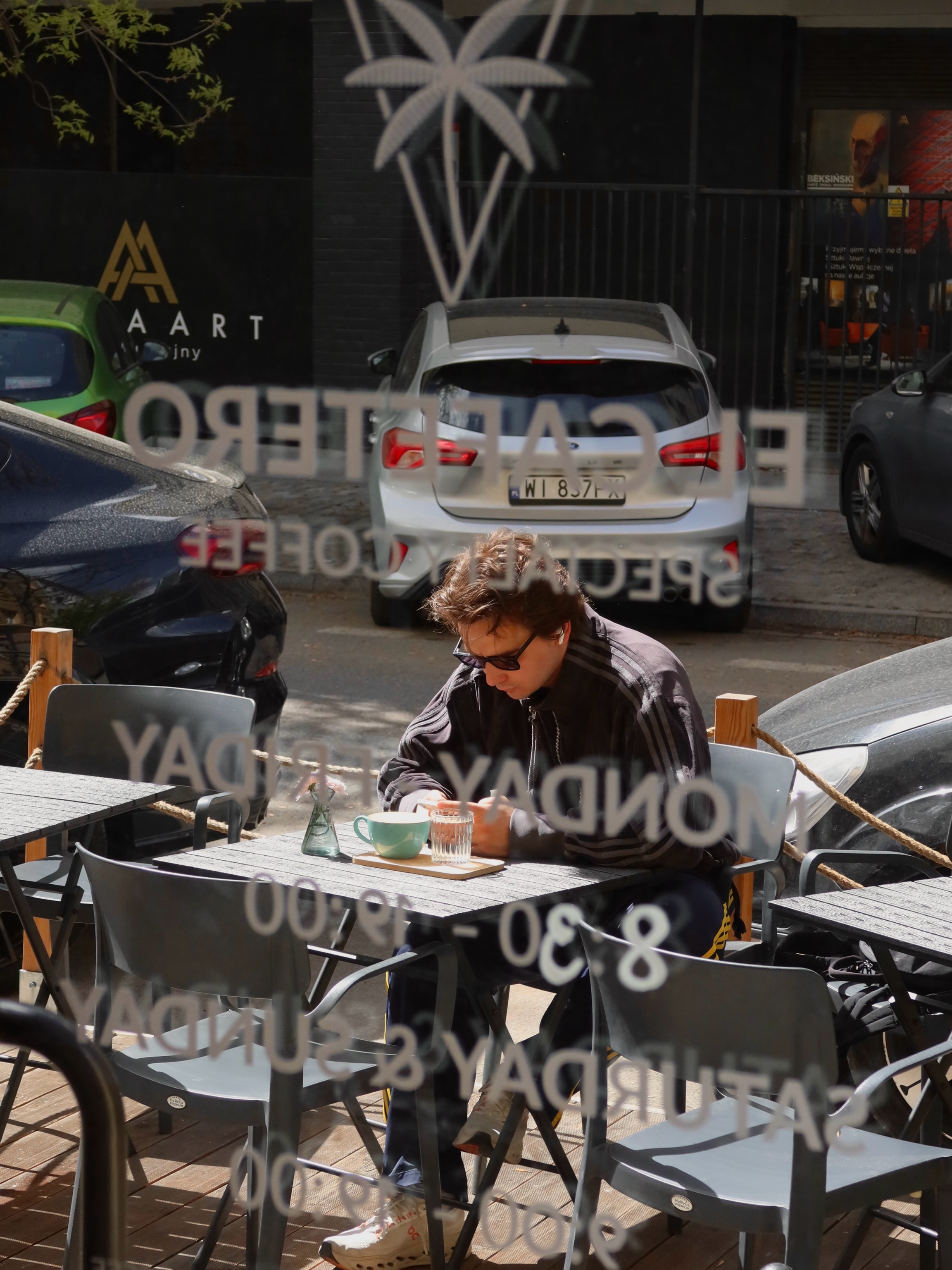 🌸Zapach świeżego espresso, cicha muzyka w tle i barista, który tworzy coś wyjątkowego w Twoim kubku. Nasi goście przychodzą dla kawy, zostają dla atmosfery. To miejsce jest teraz Twoje. ☕🌿

—

🌸The smell of fresh espresso, soft music in the background, and baristas crafting something beautiful in your cup. Our guests come for the coffee and stay for the feeling. This is your place now. ☕🌿

📍 Emilii Plater 8 
📍 Marszałkowska 27/35

#kawiarnia #specialtycoffee #lateart #cozyvibes #coffeelovers