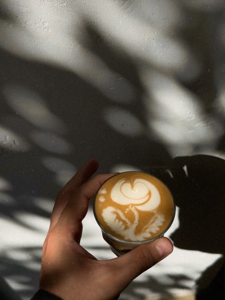 🌹Piękne latte art, pełni pasji bariści i pełna kawiarnia ludzi, którzy po prostu cieszą się chwilą. ☕🤍 Dobra kawa, dobra energia i atmosfera, dzięki której chce się zostać trochę dłużej.

—

🌹Beautiful latte art, passionate baristas, and a room full of people simply enjoying their moment. ☕🤍 Good coffee, good energy, and an atmosphere that makes you want to stay a little longer.

📍 Emilii Plater 8 
📍 Marszałkowska 27/35

#specialtycoffee #kawiarniawarszawa #weekendvibes #latteart #favplace
