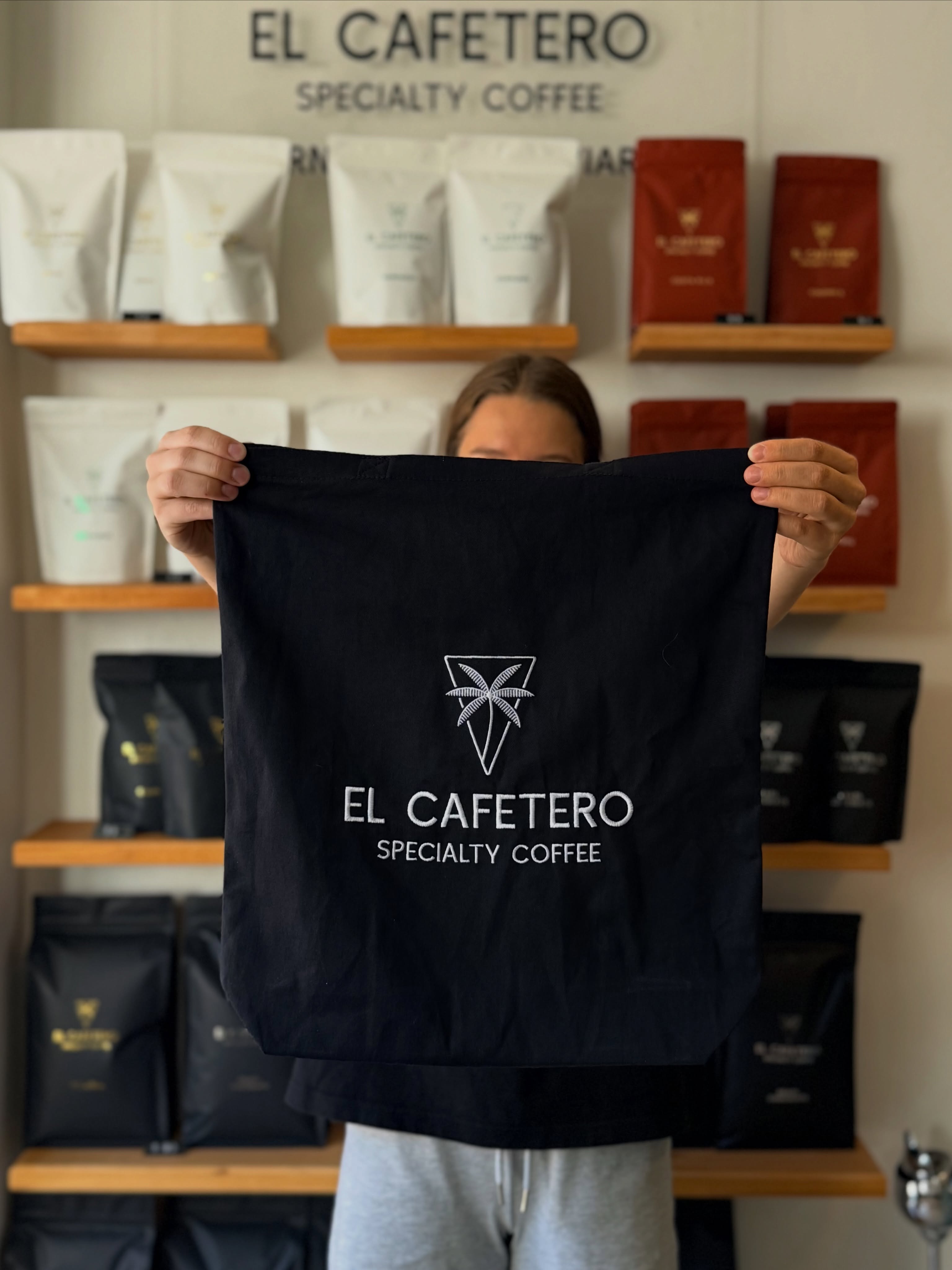 Mały prezent do każdego zamówienia online. 🤍

Od teraz do każdego zamówienia złożonego online dołączamy naszą firmową torbę El Cafetero.

Zamów swoje ulubione ziarna, odkryj nowe smaki, a my dorzucimy coś ekstra.

Zamawiaj online, parz kawę w domu i zabierz El Cafetero ze sobą, gdziekolwiek jesteś. ☕️🤍

(elcafetero.pl)

—

A little gift with every online order. 🤍

From now on, every online order comes with our signature El Cafetero tote bag.

Stock up on your favorite beans, discover something new, and we’ll make sure your coffee arrives with a little extra.

Order online, brew at home, and take El Cafetero with you wherever you go. ☕️🤍

(elcafetero.pl)

📍 Emilii Plater 8 
📍 Marszałkowska 27/35

#kawiarnia #specialtycoffee #shopper #coffeelover #gift