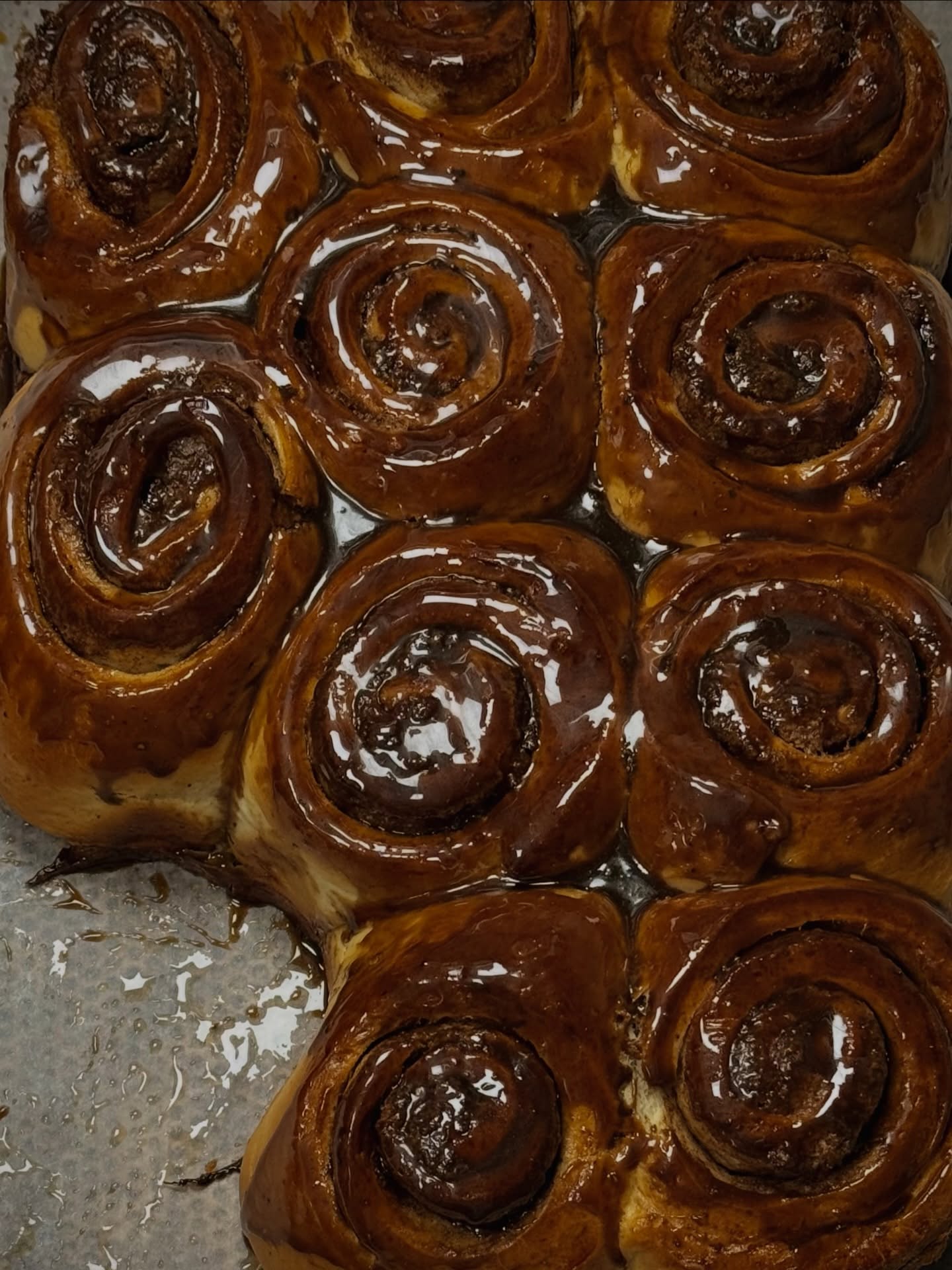 Aromat świeżo parzonej kawy,
przytulne światło,
i miejsce, gdzie czas zwalnia. 

The aroma of fresh coffee,
soft light,
and a place where time slows down.

📍 Emilii Plater 8 
📍 Marszałkowska 27/35

#cinamonroll #specialtycoffee #warsaw #cozyvibes #warsawcoffee