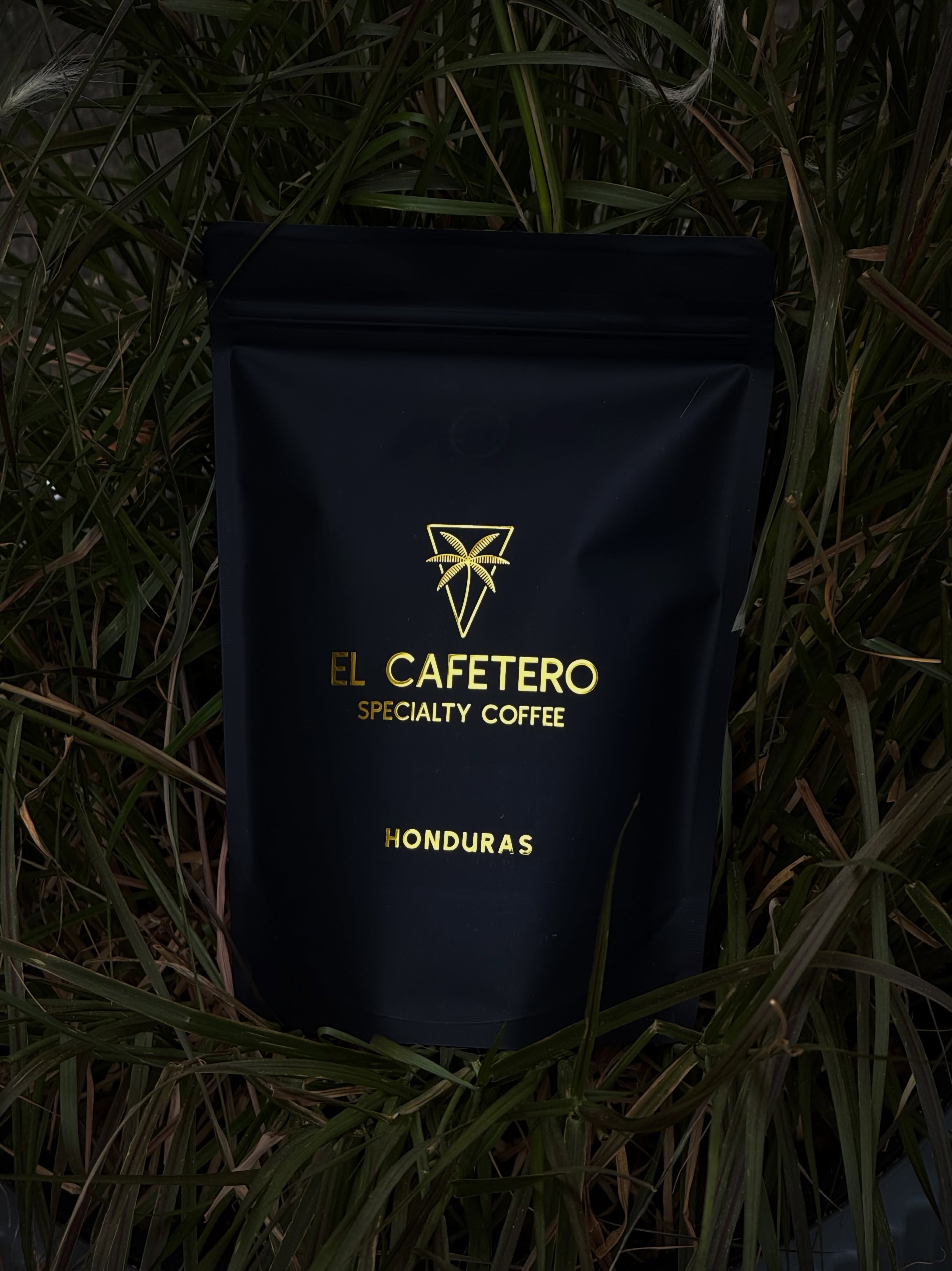Honduras • Finca El Puente • Espresso

Soczyste i słodkie espresso o pełnym, owocowym charakterze. 🍇🥭

W filiżance znajdziesz nuty winogron, mango i rodzynek, z delikatnym winnym akcentem i przyjemną słodyczą.

Naturalna obróbka podkreśla owocowość i czystość profilu.

Świetne solo, ale jeszcze lepsze z mlekiem — idealne do flat white’a. 🤍

Dostępne w naszej kawiarni oraz online. ❤️

—

Honduras • Finca El Puente • Espresso

Juicy and sweet espresso with a full, fruit-forward character. 🍇🥭

Expect notes of grapes, mango, and raisins, with a subtle wine-like character and natural sweetness.

The natural process highlights its fruity and clean profile.

Beautiful on its own, even better with milk — perfect for a flat white. 🤍

Available in-store and online. ❤️

📍 Emilii Plater 8
📍 Marszałkowska 27/35

#specialtycoffee #coffeebeans #espresso #kawa #kawiarnia